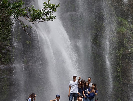 学生達観光視察2観光資源の滝