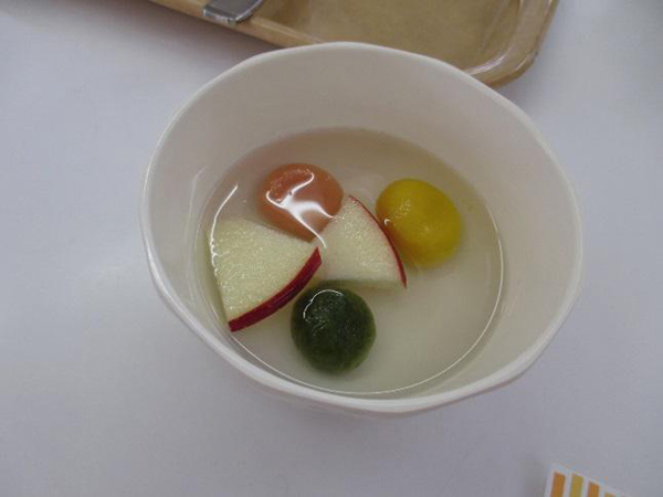 おやつは「野菜白玉」です。