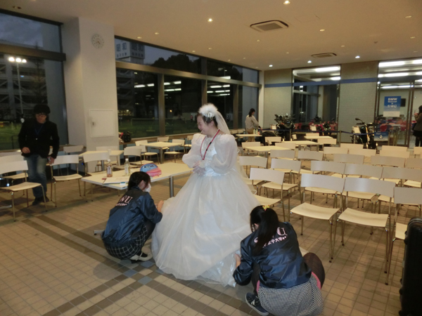 ウェディングドレスを歩きやすく縫う環境デザイン学科の学生たち