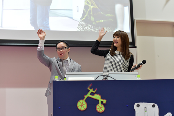 司会のまえだけん太君と大西暁子さん