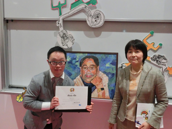 昭和女子大学賞（絵画・書部門）マエダケンタ君と下村久美子教授