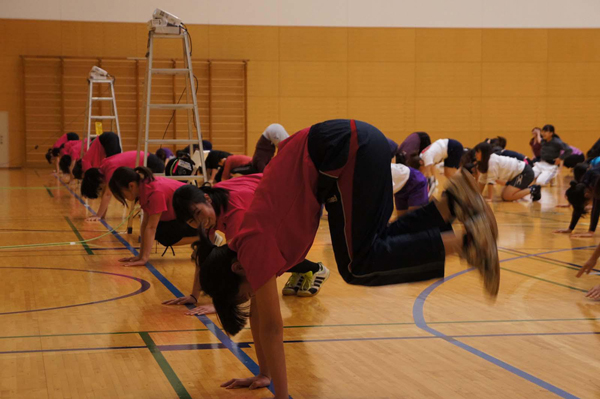 本番はスタッフは学生のお手本です。先頭に並んで「TABATA」です