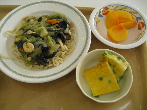 郷土料理の「さんが焼定食」と物忘れ防止の「あんかけ胡麻うどん」です。