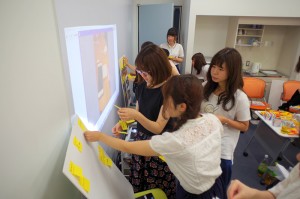 02_共有の過程で気づいた点を付箋に書いて書き出していく