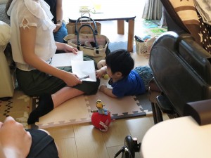 02_協力者のご自宅でお子さまと一緒にお話を聞く
