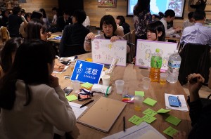 04_各フィールドごとにテーブルに分かれアイディア発表・来場者の方と共にアイディアを高める