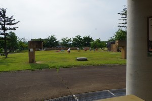 04_広大な公園でののびのびとした子どもたち