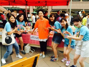 出展ブースで細川佳代子さんと