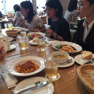 （1）TERRADAの展開するレストランにて。それぞれ異なるメニューを試食する