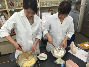 （1）米粉のカップケーキに挑戦