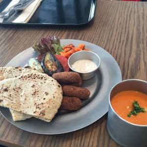 （4）ビーガンプレート。ピタは豆の粉でできている