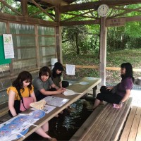 元丈の館の足湯を体験している様子