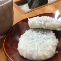 まつかさ餅を販売している長新さんにて