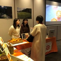 傷柿の説明をしている様子